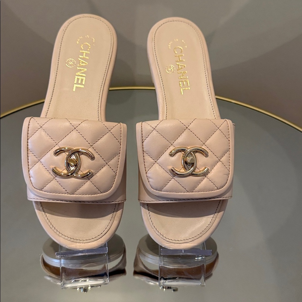 Chanel 25C CC Turnlock Quilted leather sandals slides size 37